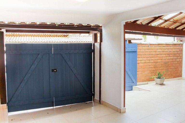 Casa com garagem - 300m da Rua das Pedras