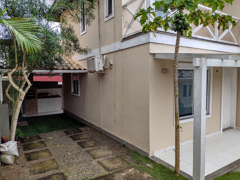 Casa em condomínio com piscina na Praia Rasa