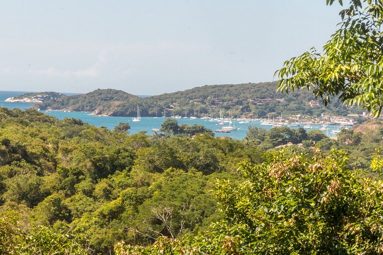 Vista, amplo quintal e área de lazer em Búzios