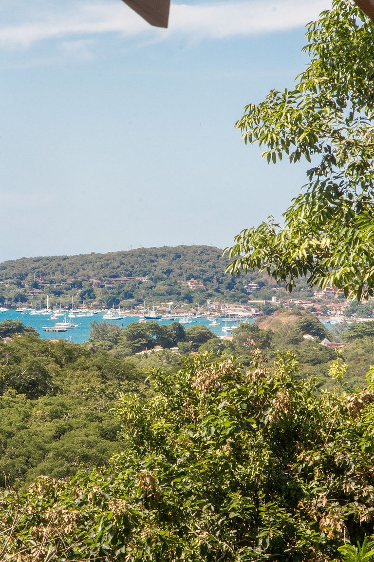 Vista, amplo quintal e área de lazer em Búzios