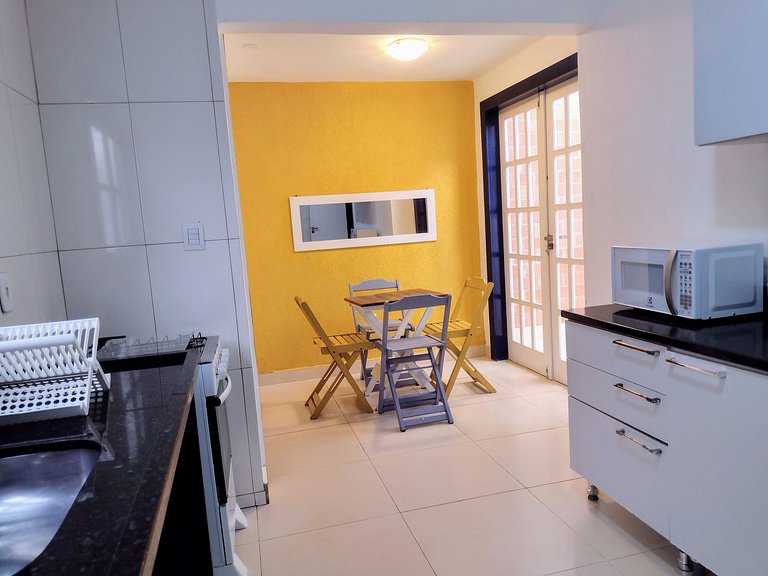 Casa com garagem - 300m da Rua das Pedras