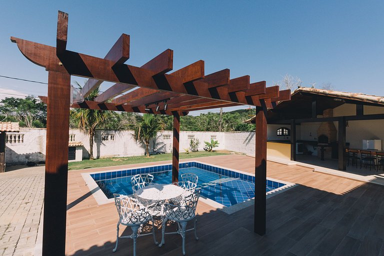 Piscina privativa e amplo quintal na Ferradura