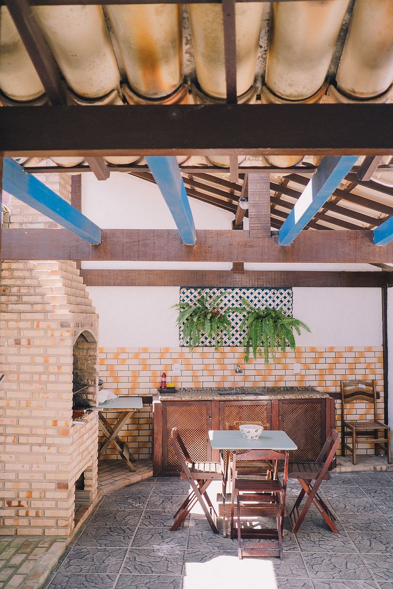 Casa com churrasqueira e 3 quartos - Centro