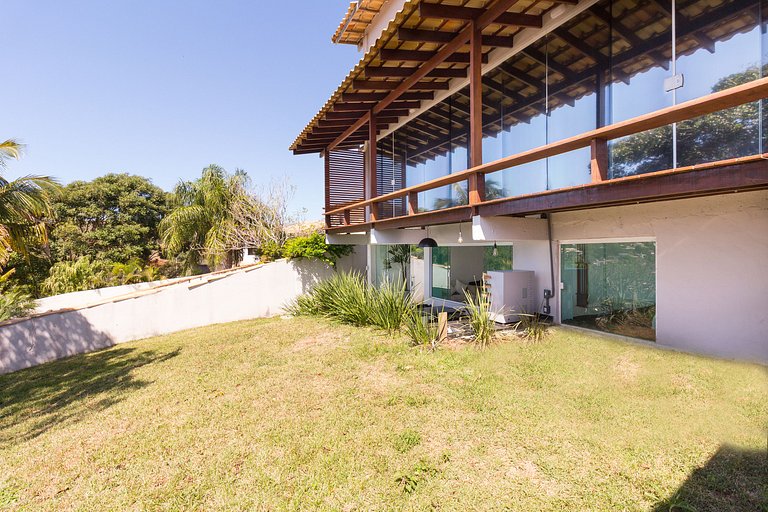 Vista, amplo quintal e área de lazer em Búzios