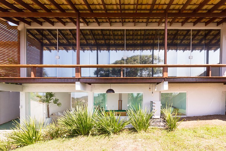 Vista, amplo quintal e área de lazer em Búzios