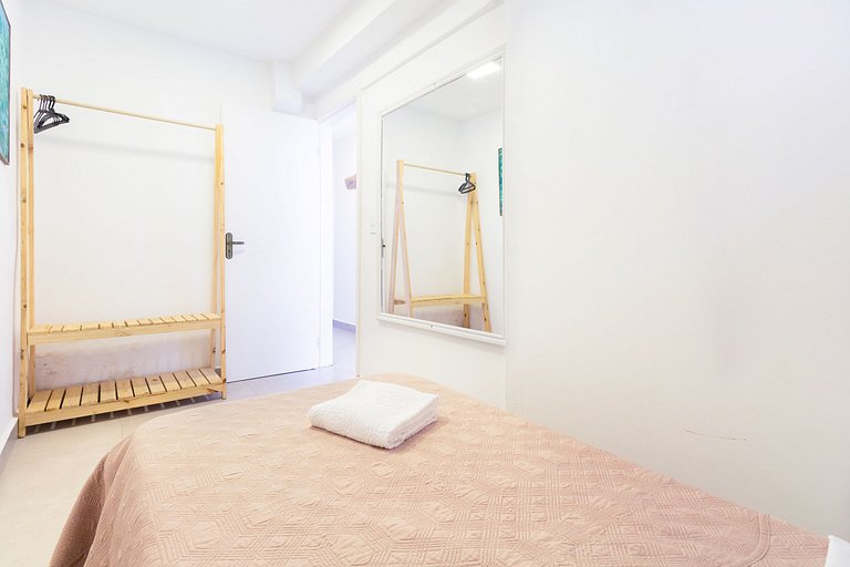 Casa de 3 quartos reformada em condomínio completo ao lado d