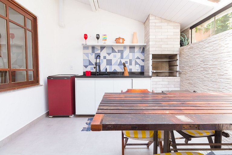 Renovated 3-bedroom house in a complete condominium next to