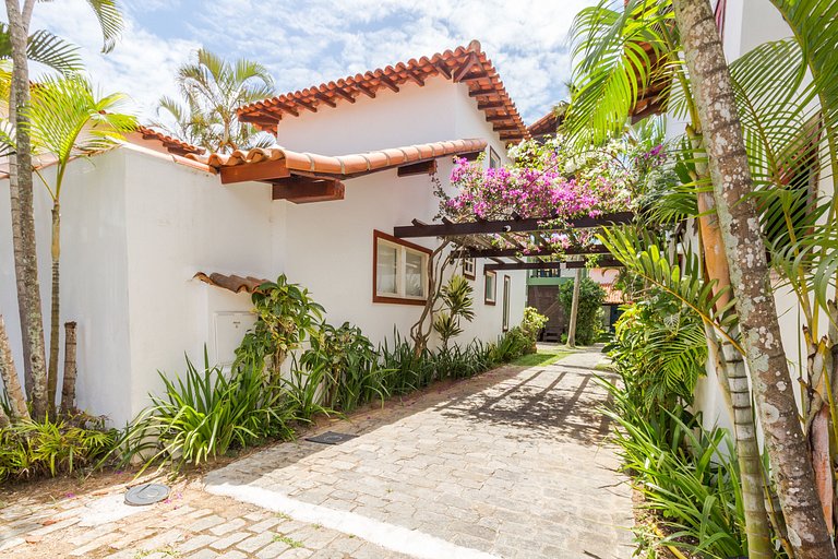 Casa em Condomínio ao lado da Rua das Pedras