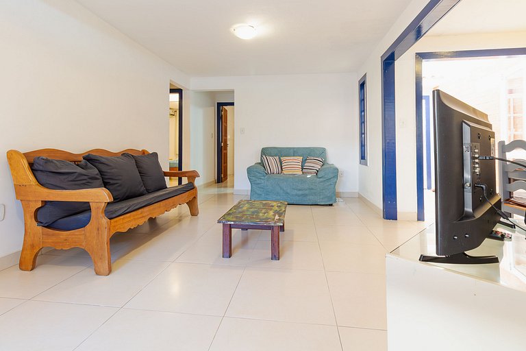 Casa com garagem - 300m da Rua das Pedras